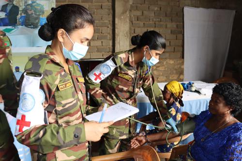 et la sécurité Beni : Des femmes congolaises et des militaires MONUSCO engagées dans une discussion sur la paix et la sécurité.
