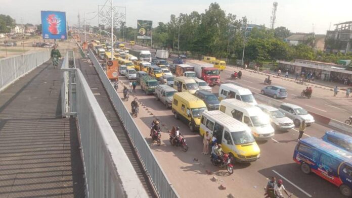 Kinshasa étouffe : la capitale congolaise paralysée par des embouteillages monstres