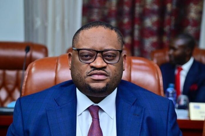 Face à l'agression extérieure, le gouvernement congolais renforce la gestion financière et soutient les militaires.