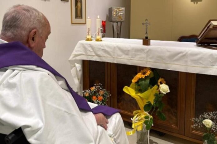 Pape François : Une Photo Révèle sa Fragilité et Relance les Débats Sur Sa Succession
