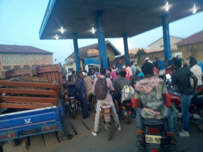 Bunia face à une flambée des prix du carburant : trafic sur la RN27 paralysé