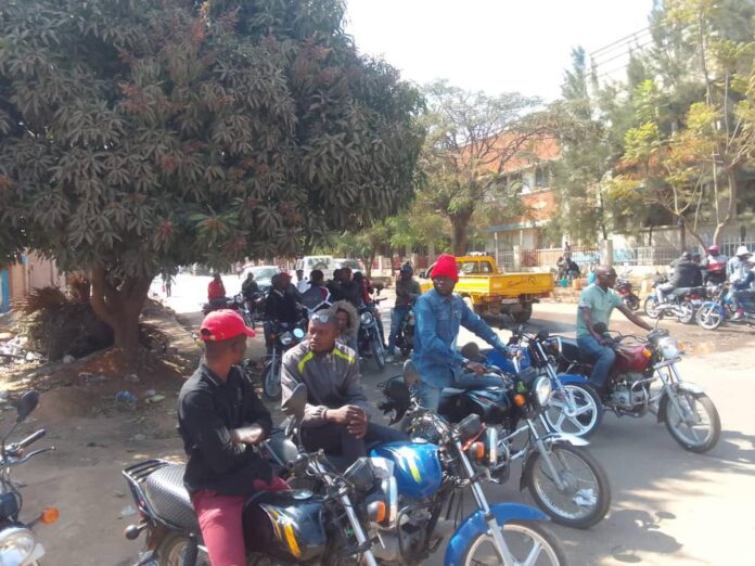Chaos à Lubumbashi : les taxi-motos défient l'interdiction municipale