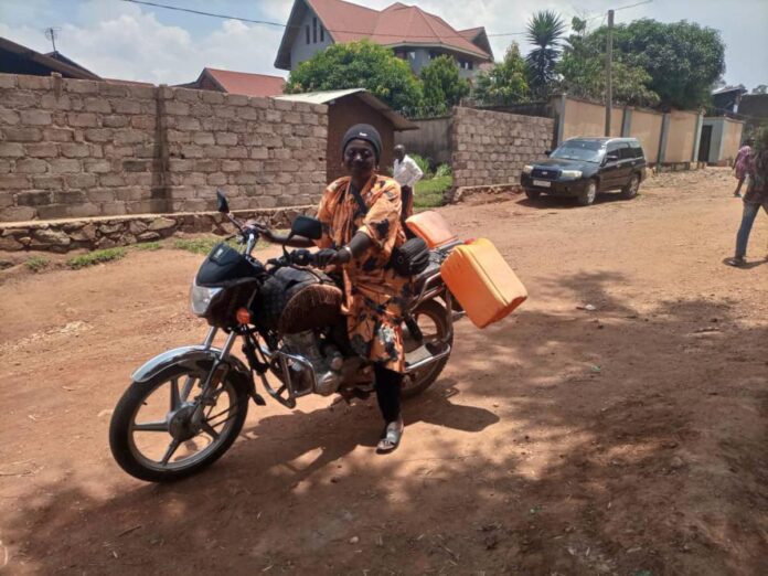Imelda Mbambu: La conductrice de moto-taxi qui bouscule les frontières à Beni