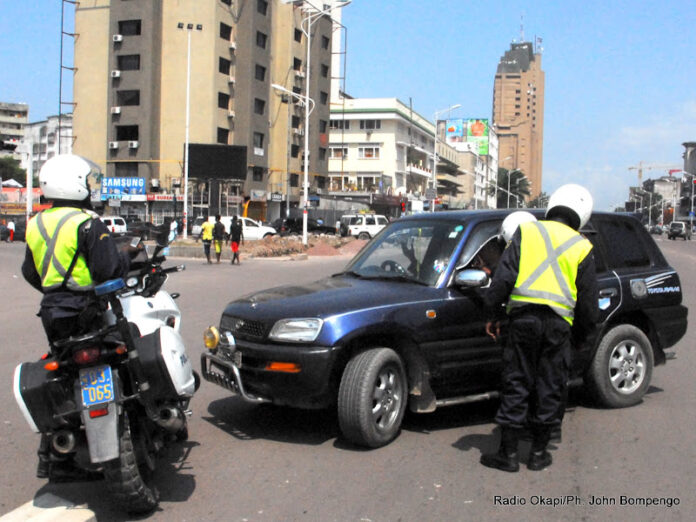 Kinshasa sous tension : 8 policiers véreux interpellés en pleine traque de l'IGP