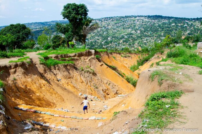 Kinshasa sous tension : Les habitants de Mitendi bloquent la RN1 face à la menace des érosions mortelles