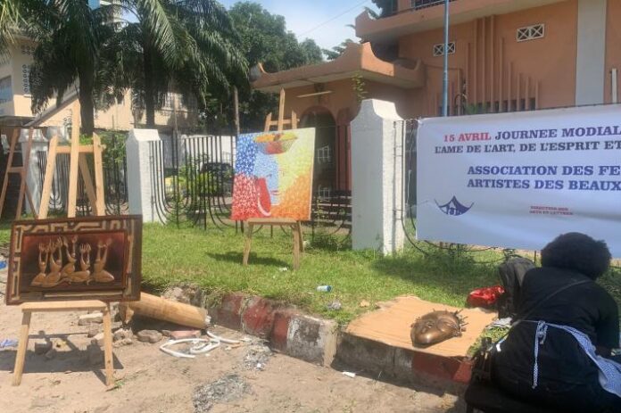 RDC : Les femmes artistes transforment la guerre en œuvres d'art pour soutenir les militaires de l'Est
