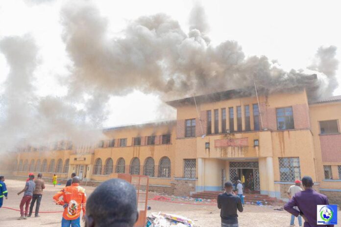 Lubumbashi : Après la marche des élèves, un nouvel incendie ravage l'internat du Lycée Tshondo – Les promesses du gouverneur Kyabula partent en fumée ?