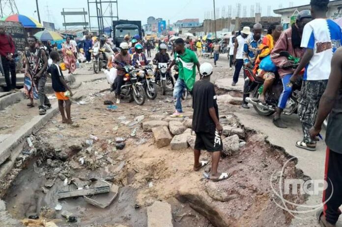 Kinshasa sous eau : À Selembao, une route transformée en piège mortel après une pluie diluvienne