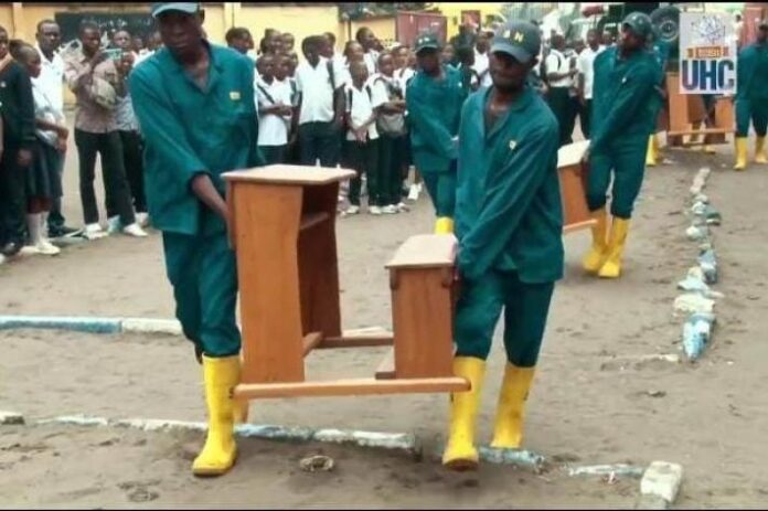 RDC : Le Service national en croisade contre les classes-bidonvilles - 700 bancs distribués à Kinshasa, mais l'éducation attend toujours sa révolution