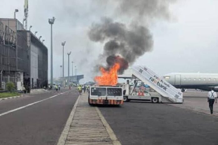 Incendie express à N'Djili : un tracteur en flammes, le trafic aérien intact