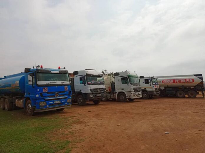 Beni étouffé par une pénurie de carburant : 60 camions bloqués dans un bras de fer avec la DGDA