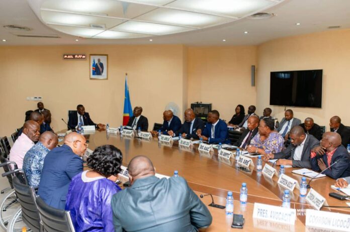 Frais bancaires abusifs en RDC : l'État déploie un chatbot contre les dérives