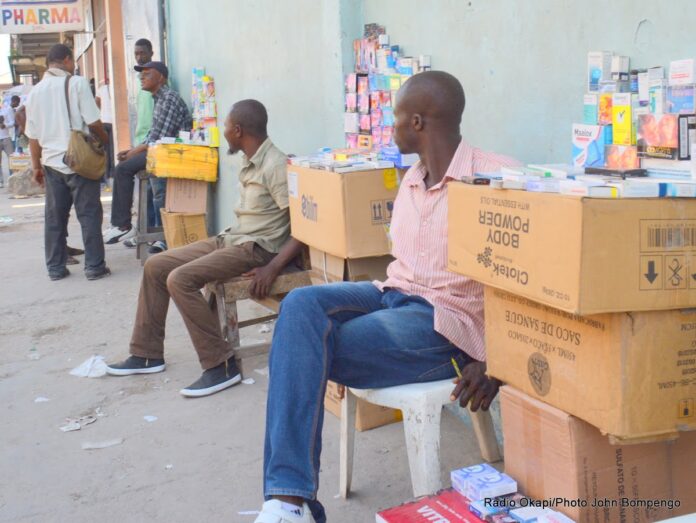 Mbuji-Mayi: Des adolescents vendent des médicaments poussiéreux au marché Bakuadianga