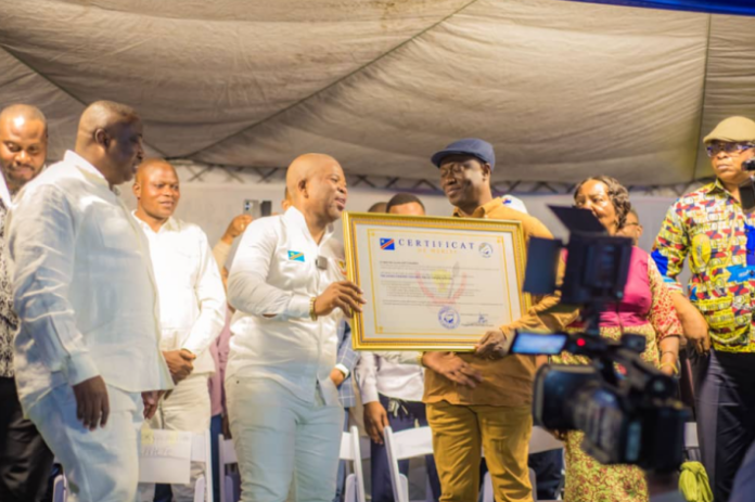 Certificat mérite Tshisekedi : Adolphe Amisi couronne le chef de l'État pour sa lutte dans l'Est face au Rwanda