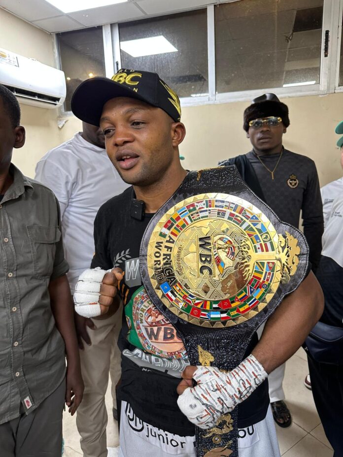 Junior Makabu conserve sa ceinture WBC Africa par abandon au 3e round