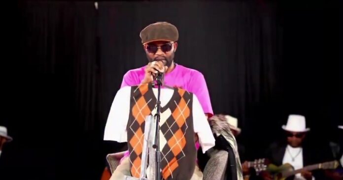 Fally Ipupa : Ses tenues de clips aux enchères pour des actions humanitaires