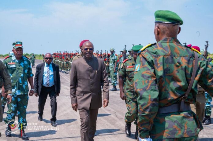 Guy Kabombo Muadiamvita inspecte Kamina : la réforme des FARDC à l'épreuve du terrain