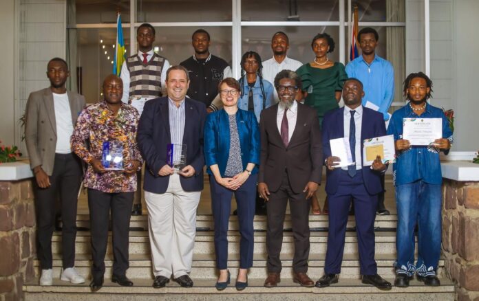 Lévitique Mulopo remporte la palme d'or du concours d'art Black History Month à Kinshasa