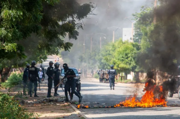 Cameroun : Douala en proie aux violences post-électorales après la réélection contestée de Paul Biya