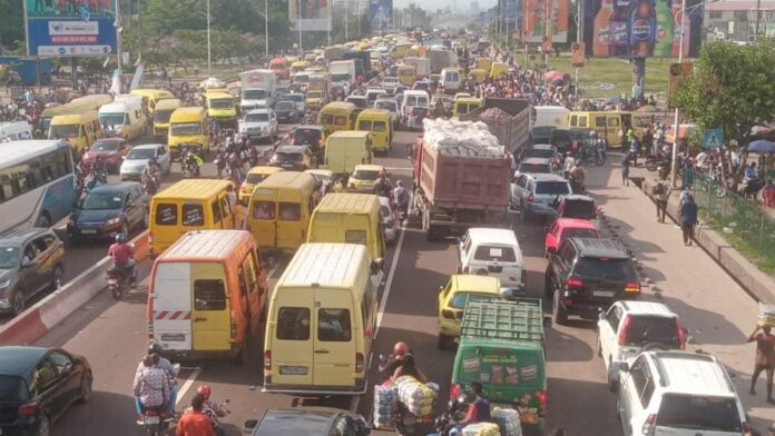 Kinshasa déclare la guerre aux embouteillages : parkings publics et gares routières annoncés