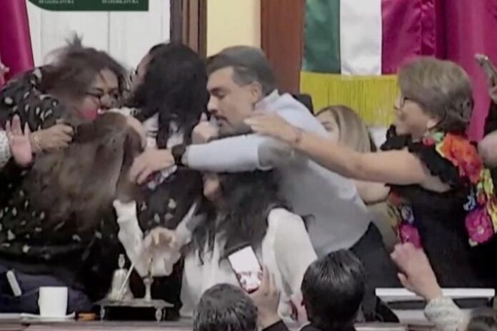 Violence au Parlement de l'État de Mexico: une bagarre entre députées paralyse l'assemblée