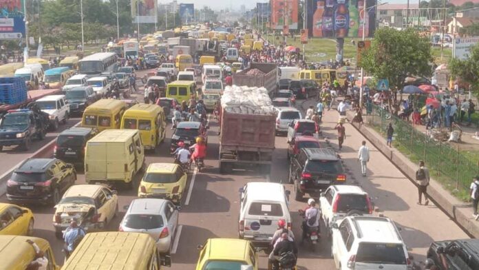 Crise des transports : Mwando Nsimba exige la démission de Jean-Pierre Bemba