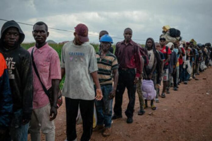 Évacuation des Burundais d'Uvira : entre espoir de retour et tensions frontalières