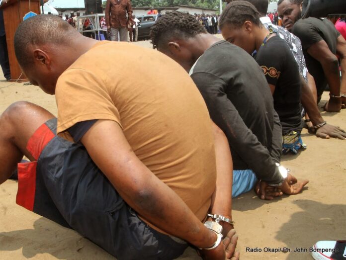 Lubumbashi: 30 présumés criminels présentés dont des policiers, 600 cartons d'alcool saisis