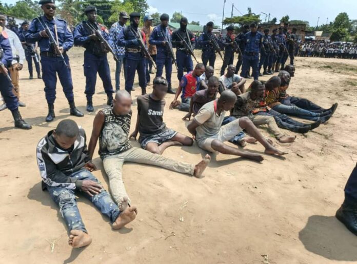 Kisangani : 15 bandits présumés et leur arsenal présentés par la police