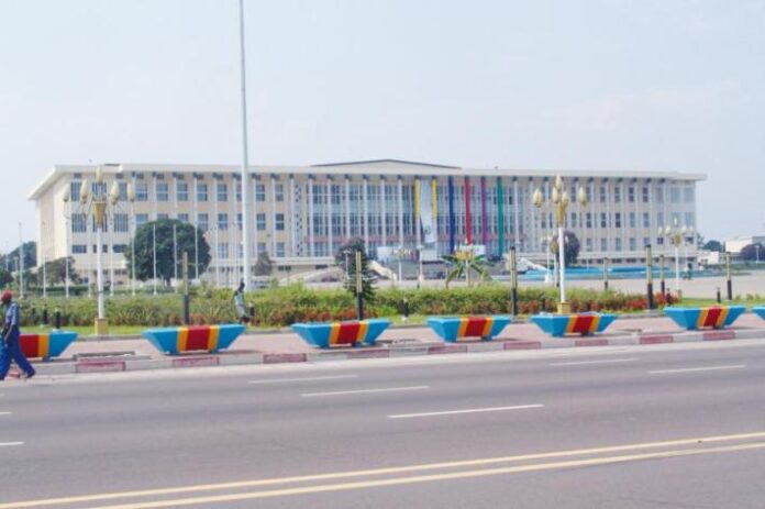 Interdiction des manifestations à l'Assemblée nationale RDC : Le Palais du Peuple se barricade-t-il contre le peuple ?
