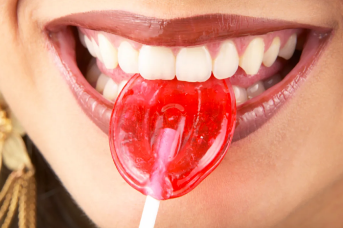 Sucre : L'attaque acide qui menace vos dents commence en 60 secondes