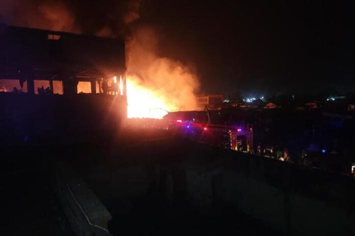 Incendie à Limete : un dépôt de carburant illégal ravage des habitations en tôle