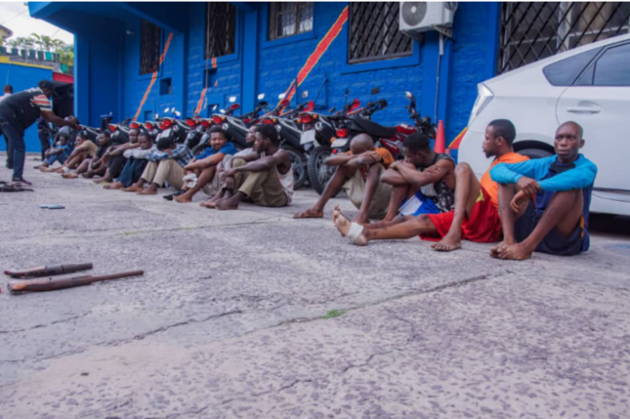 Arrestations de bandes criminelles à Kinshasa et Matadi : 21 suspects et un arsenal d'armes saisis