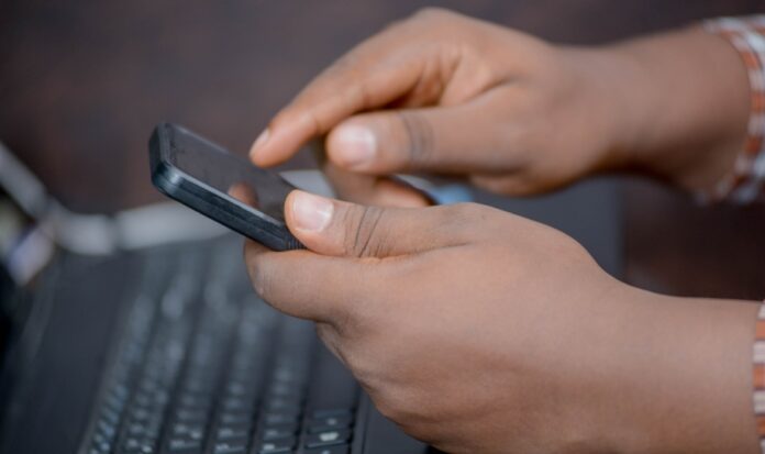 RDC sous l'emprise du smartphone : L'appel pressant pour un 'désintox' numérique