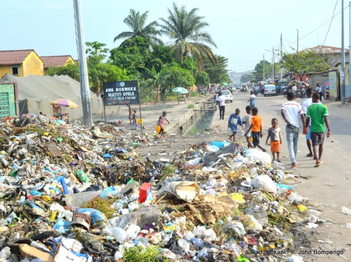 Kinshasa suffoque sous ses déchets : le scandale du rond-point UPN exposé