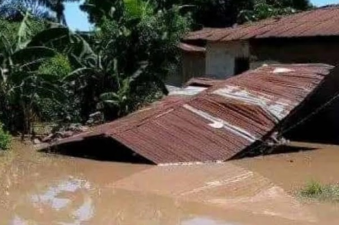 Pluie violente à Kongolo : Des familles à la rue et des questions sur la solidité des habitations