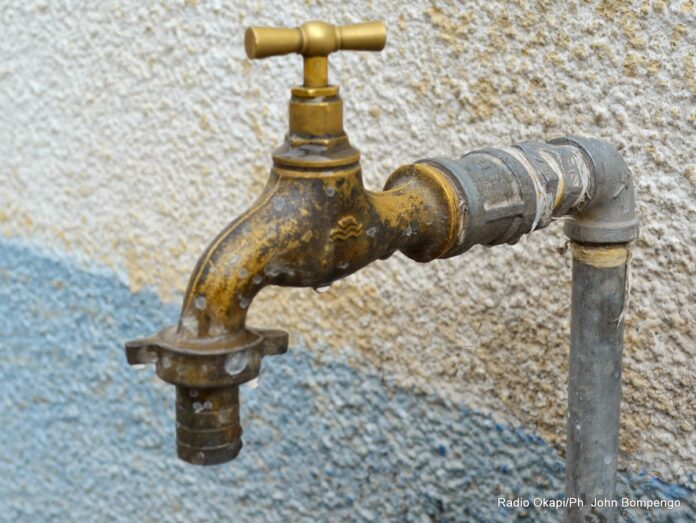 Pénurie d'eau à Kinshasa : des quartiers entiers assoiffés face à l'inaction