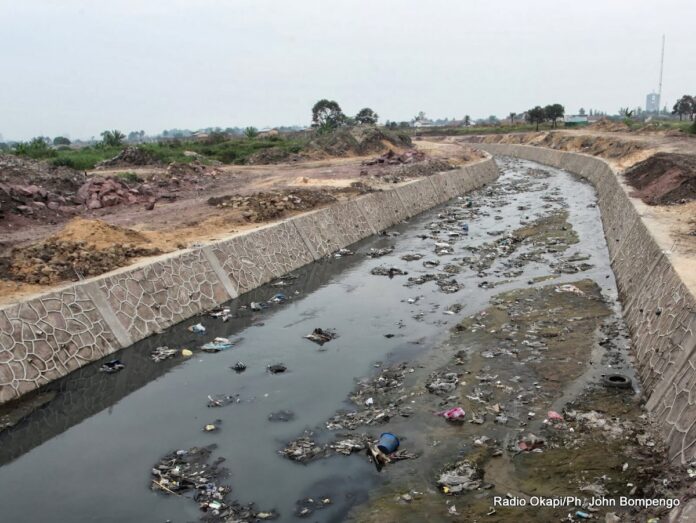Pollution aurifère à Basoko : Les dragues chinoises asphyxient la rivière Aruwimi