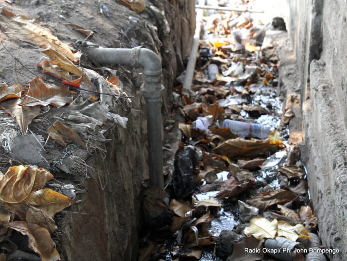 Kinshasa : Le marché Selembao étouffe sous les fuites d'eau et la taxation illicite