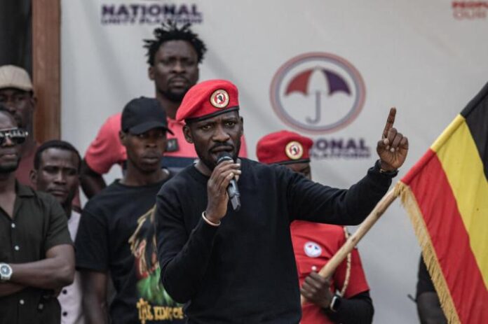 Exil forcé de Bobi Wine: l'opposant ougandais fuit les menaces militaires après la victoire de Museveni