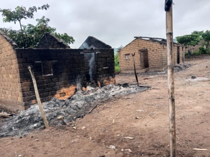 Altercation mortelle à Djondo : un policier et un civil tués, le village en flammes