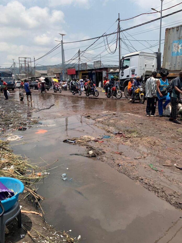 Kinshasa : l'avenue de l'Université, une route dégradée qui isole étudiants et riverains
