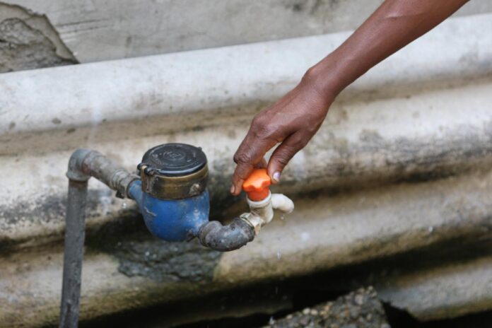 Pénurie d'eau à Beni : Des quartiers entiers abandonnés par la REGIDESO au Nord-Kivu