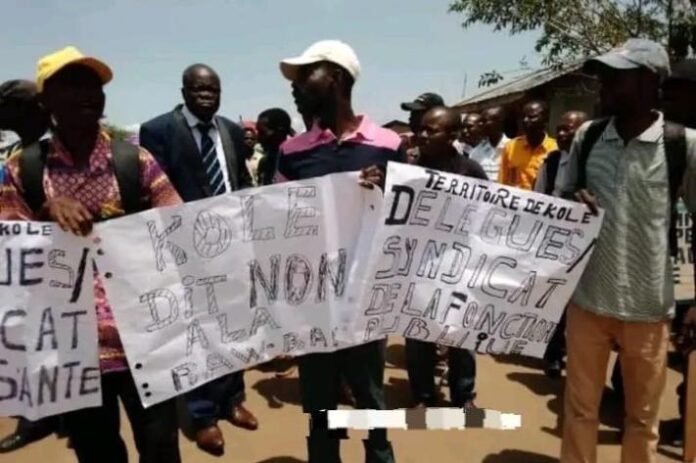 Sankuru : Les enseignants menacent une grève générale face aux salaires impayés