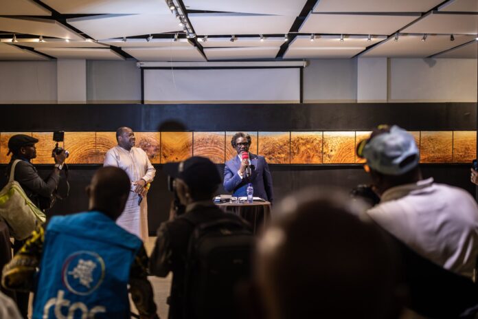 Abstraire d'Henri Kalama Akulez : Quand la peinture congolaise devient symphonie spirituelle