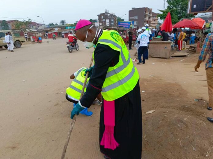 Kisangani : l'archevêque et les jeunes nettoient le marché central, un signal d'alarme
