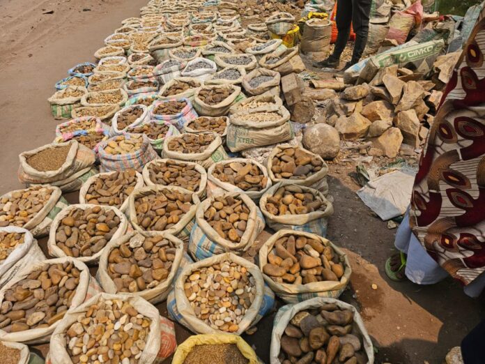 Mbuji-Mayi : le calvaire silencieux des femmes concasseuses de pierres