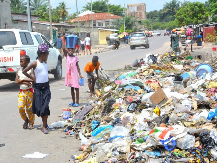 Kinshasa : sans poubelles, la ville croule sous les déchets
