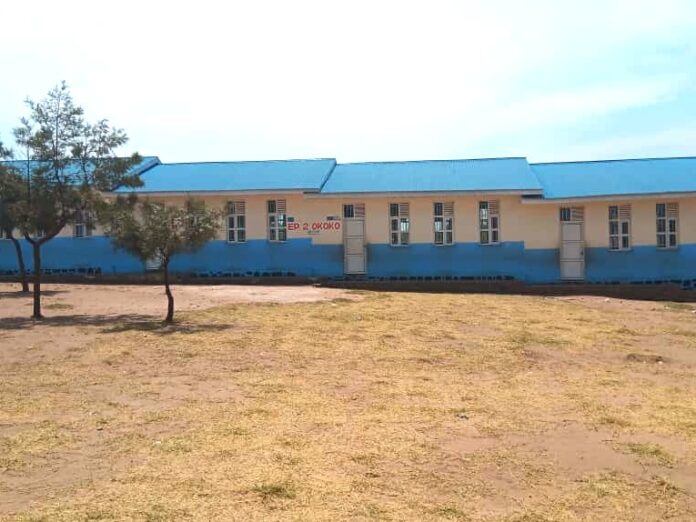 Bâtiments neufs de l’école primaire Matshia Bambi avec salles de classe et cour en milieu rural à Bena Kazadi