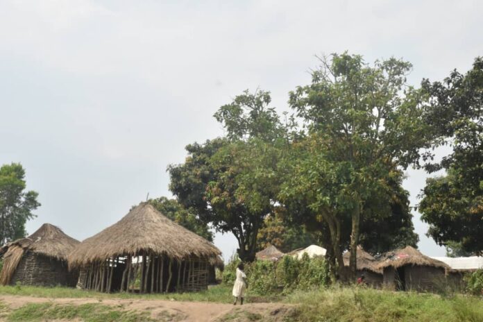 Points de lavage des mains et abris de déplacés sur le site de Kigonze à Bunia dans un climat de forte inquiétude sanitaire